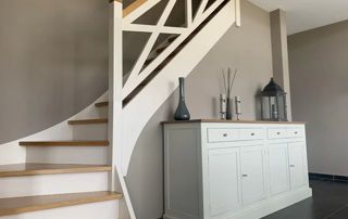 Escalier repeint et commode blanche